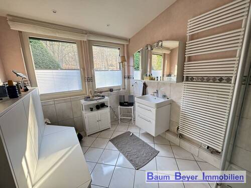 Bad en Suite mit Badewanne und Dusche - 