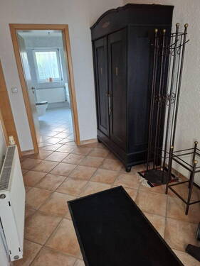 Hauseingangs-Flur mit EG-Bad - 6 Zimmer Einfamilienhaus in Karlsruhe