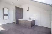 Mit Dusche und Wanne - 