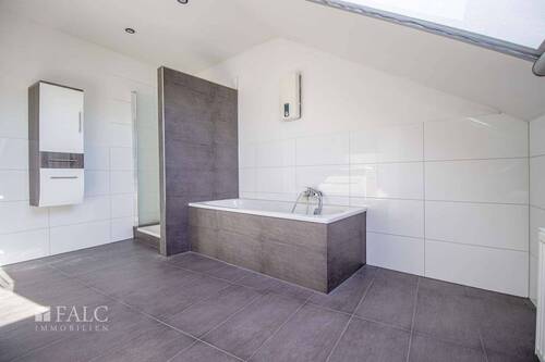 Mit Dusche und Wanne - 