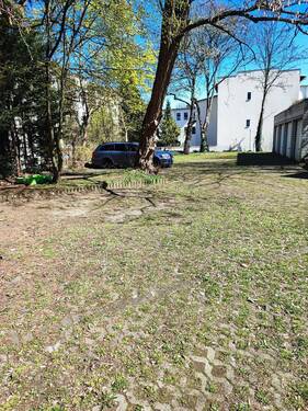 Hinterhaus mit Parkplätze und Boxes.jpg - 