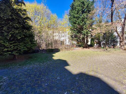 Hinterhaus mit Parkplätze.jpg - 