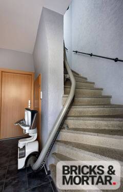 Hausflur mit Treppenlift - 