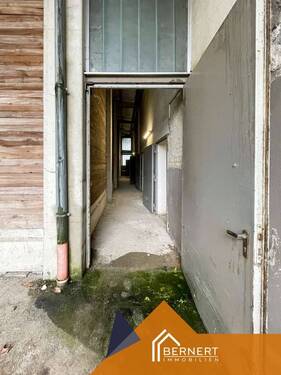 Durchgang zwischen Lager und Bürogebäude - 