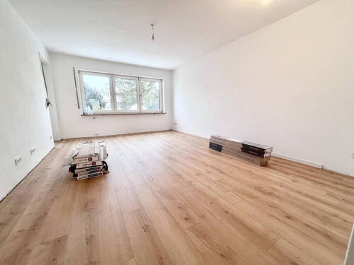 Wohnzimmer - Neu sanierte, charmante 78qm 3 Zimmerwohnung mit Sonnenbalkon