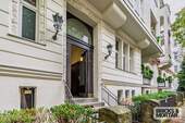 Eleganter Eingangsbereich - Vermietete Dachgeschosswohnung mit Balkon & Lift im herrschaftlichen Altbau - im begehrten Grunewald
