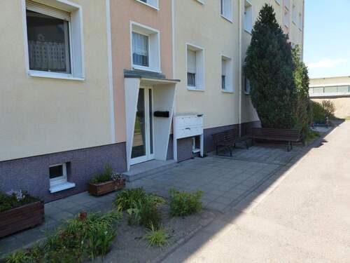 Hauseingang - Etagenwohnung mit 50,80 m&sup2; in Cavertitz zum Kaufen