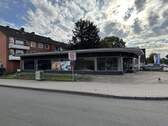 Straßenansicht 1 - Gewerbefläche an gut frequentierter Straße mit 30 m umlaufender Schaufensterfront
