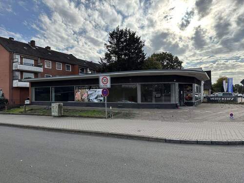 Straßenansicht 1 - Gewerbefläche an gut frequentierter Straße mit 30 m umlaufender Schaufensterfront