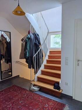 Geräumige Diele mit Treppe ins OG - 4 Zimmer Reihenmittelhaus zum Kaufen in Nürnberg