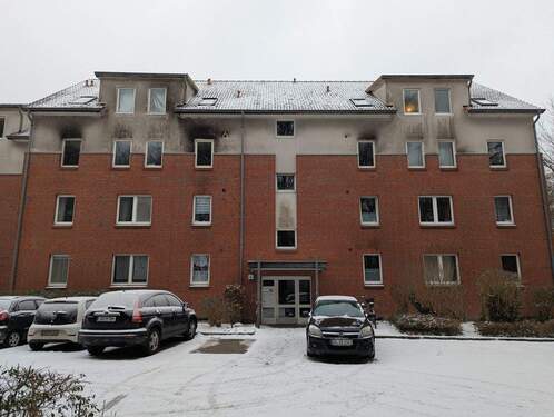 Hausansicht (Fassade wird nächstes Jahr neu weiß gestrichen) - 4 Zimmer Etagenwohnung in Ahrensburg