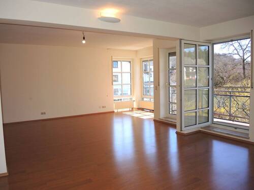 Wohn- Esszimmer inkl. Balkonzugang - Großzügig geschnittene hochwertige 4-Zimmer Wohnung, 135 m² Wohnfläche, 2 Balkone, 2 Bäder, Einbauküche im 1. Obergeschoss zu vermieten