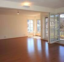 Großzügig geschnittene hochwertige 4-Zimmer Wohnung, 135 m² Wohnfläche, 2 Balkone, 2 Bäder, Einbauküche im 1. Obergeschoss zu vermieten - Bad Brückenau