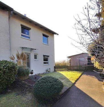 Hausansicht mit Gartenhaus - 