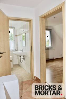 Flur 1. OG Blick zum Kinderzimmer 2 und zum Bad - 