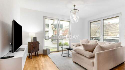 Wohnzimmer 1 - Einziehen & Wohlfühlen: Lichtdurchflutete 3-Zimmer-Wohnung mit Loggia