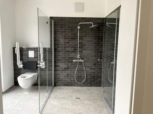 Bad mit großer Walk-In-Dusche - 