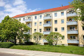 Straßenansicht - In der Herrichtung! Schöne 3-Raumwohnung mit Balkon sucht eine Familie...