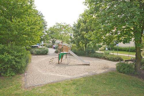Spielplatz - Etagenwohnung mit 68,40 m&sup2; in Halle (Saale) zur Miete