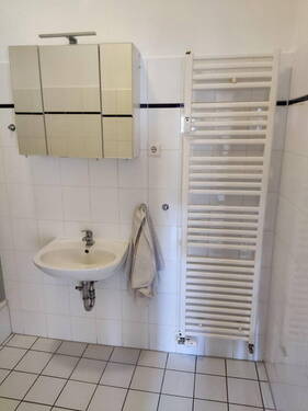 Waschbecken und Hadtuchhalter - 