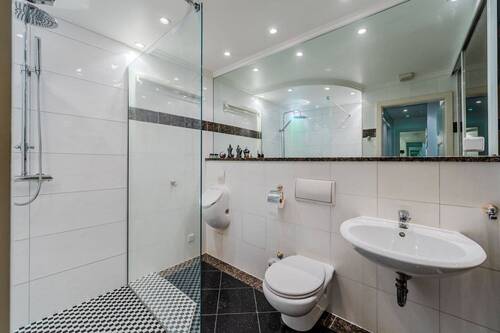 Großzügiges Badezimmer - 2 Zimmer Etagenwohnung zum Kaufen in Berlin