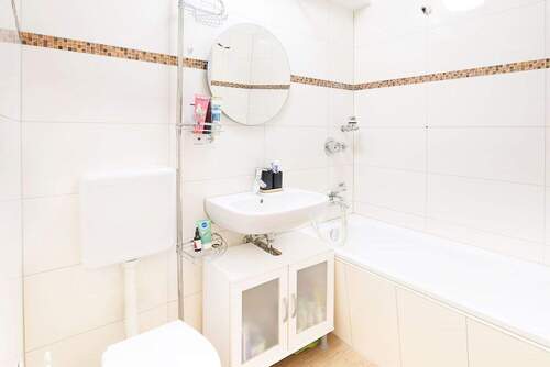 Dachauer_Str_371_Badezimmer_01.jpg - Etagenwohnung mit 31,00 m&sup2; in München zum Kaufen