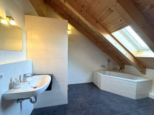 Badezimmer mit Dusche und Wanne DG - 