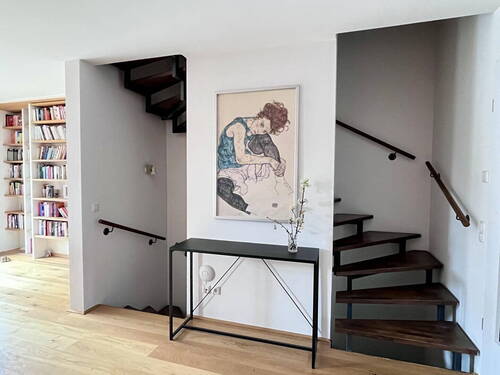 Großzügiges Treppenhaus - 