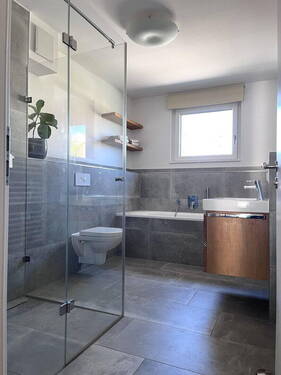 OG: Bad mit Badewanne & Dusche - 