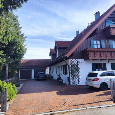 W-Einfahrt-linke_Garage - 5 Zimmer Doppelhaushälfte zum Kaufen in Wiedergeltingen