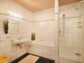 Bad mit Dusche und Badewanne - 
