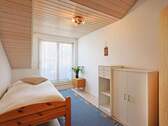 Schönes, helles Schlafzimmer mit kleinem Balkon - 