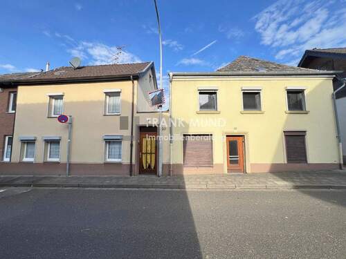 Frontansicht - Viel Platz für Ihre Ideen: Zwei modernisierungsbedürftige Einfamilienhäuser in MG-Wickrathberg