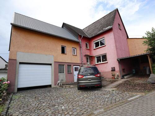 Außenansicht - Gemütliches Einfamilienwohnhaus mit großem Garten und Nebengebäuden