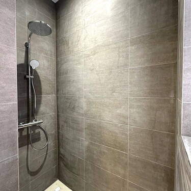 Dusche (begehbar) - Etagenwohnung mit 123,00 m&sup2; in Offenbach am Main zur Miete