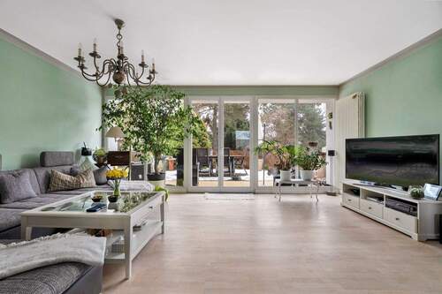 Wohnzimmer mit Blick auf die Terrasse - Einfamilienhaus mit 95,70 m&sup2; in Berlin zum Kaufen