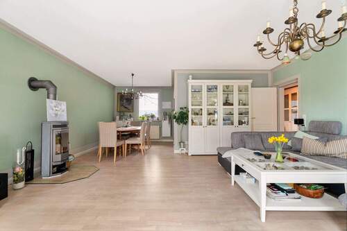 Wohnzimmer mit angrenzender Küche - 