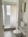 Bad mit Dusche + Fenster - 