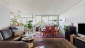 Wohnzimmer 2 - Lichtdurchflutete 3-Zimmer-Wohnung mit Loggia, Garage sowie Pool und Sauna im Haus