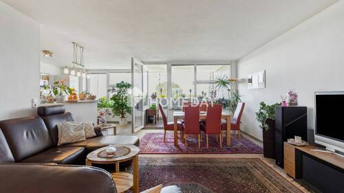 Wohnzimmer 2 - Lichtdurchflutete 3-Zimmer-Wohnung mit Loggia, Garage sowie Pool und Sauna im Haus