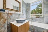 Badezimmer mit Versace design grossflächigen Kacheln (Ansicht 1) - 