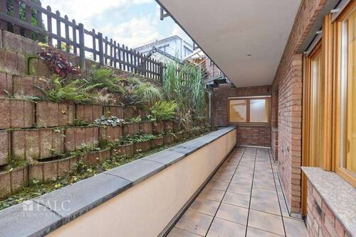 Terrasse mit bepflanzbarem Hang - 