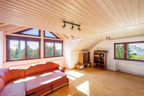 Zimmer DG - 9 Zimmer Mehrfamilienhaus, Wohnhaus in Winnenden