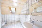 Badezimmer DG - Mehrfamilienhaus, Wohnhaus mit 255,00 m&sup2; in Winnenden zum Kaufen