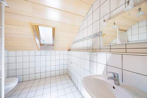 Badezimmer DG - Mehrfamilienhaus, Wohnhaus mit 255,00 m&sup2; in Winnenden zum Kaufen