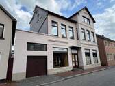 Haus_Front (3) - 8 Zimmer Mehrfamilienhaus, Wohnhaus zum Kaufen in Varel