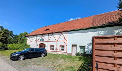 Vorderansicht von rechts - 5 Zimmer Mehrfamilienhaus, Wohnhaus zum Kaufen in Schwepnitz