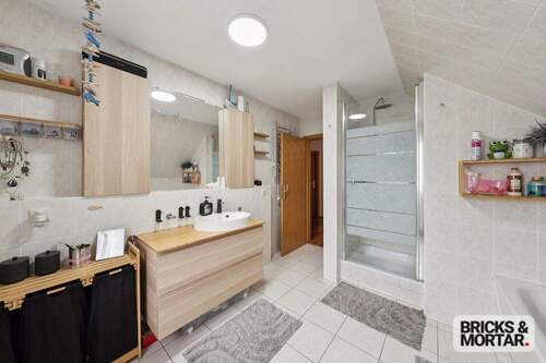 Bad mit Dusche und Waschtisch - 