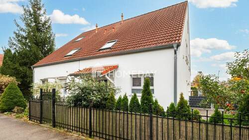 Außenansicht 2 - Familienfreundliches Zuhause mit Wohlfühlfaktor - Doppelhaushälfte mit Garten, Terrasse & viel Platz