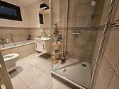 Badezimmer mit Dusche - Doppelhaushälfte mit 170,00 m&sup2; in Heimbach zum Kaufen